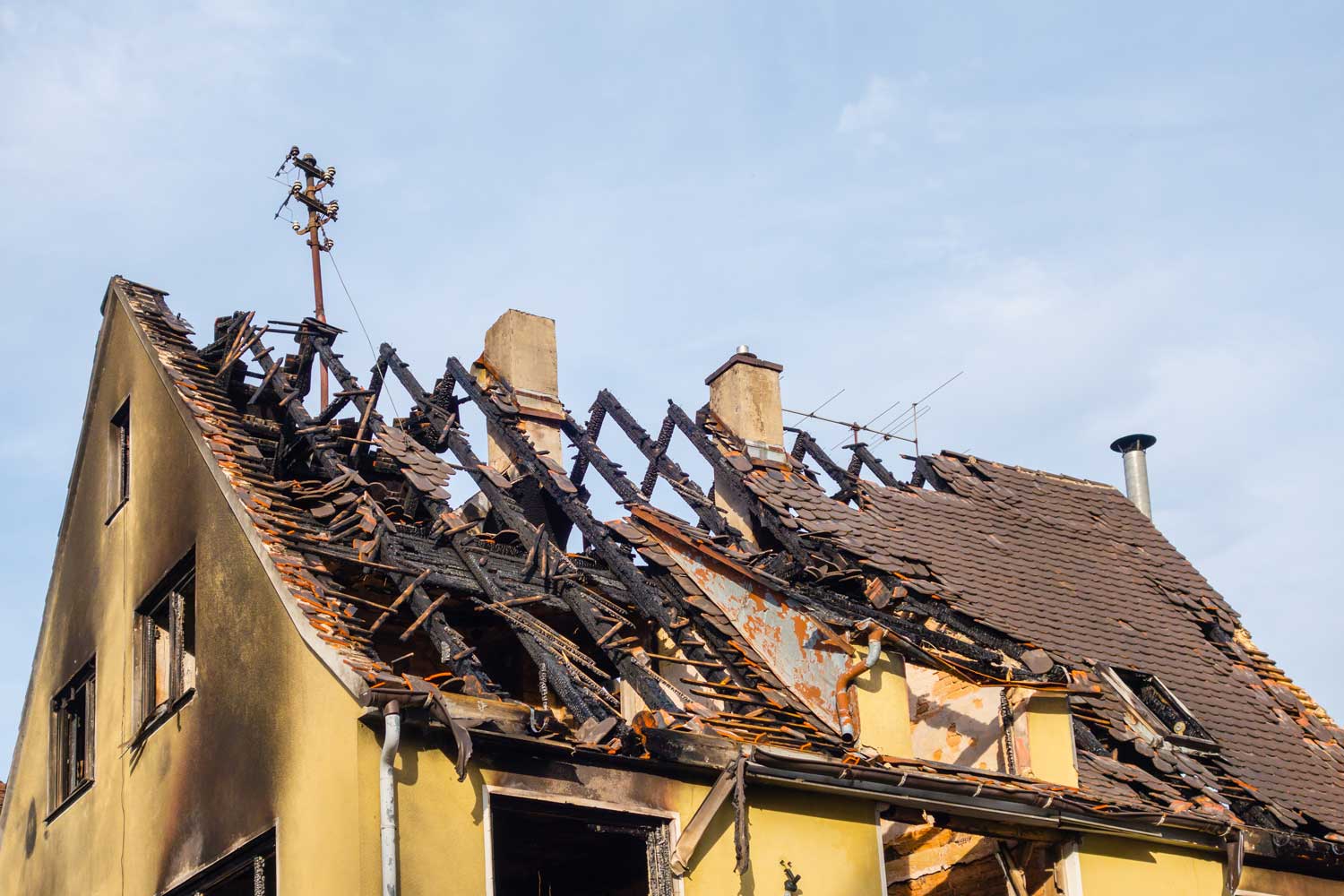 Feuerschaden Wasserschaden Entsorgung Reinigung, Entrümpelung, Aufräumarbeiten Lahnau Wetzlar Gießen Asslar Braunfels Solms